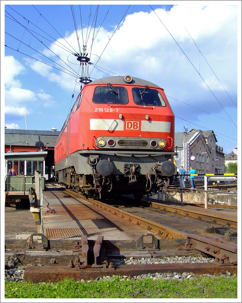 Hier war sie noch in verkehrsrot .... 
Die 218 128-7 beim Lokschuppenfest am 04.09.2010 im S�dwestf�lische Eisenbahnmuseum in Siegen, auf der Drehscheibe, in einer anderen Ansicht und Perspektive.
