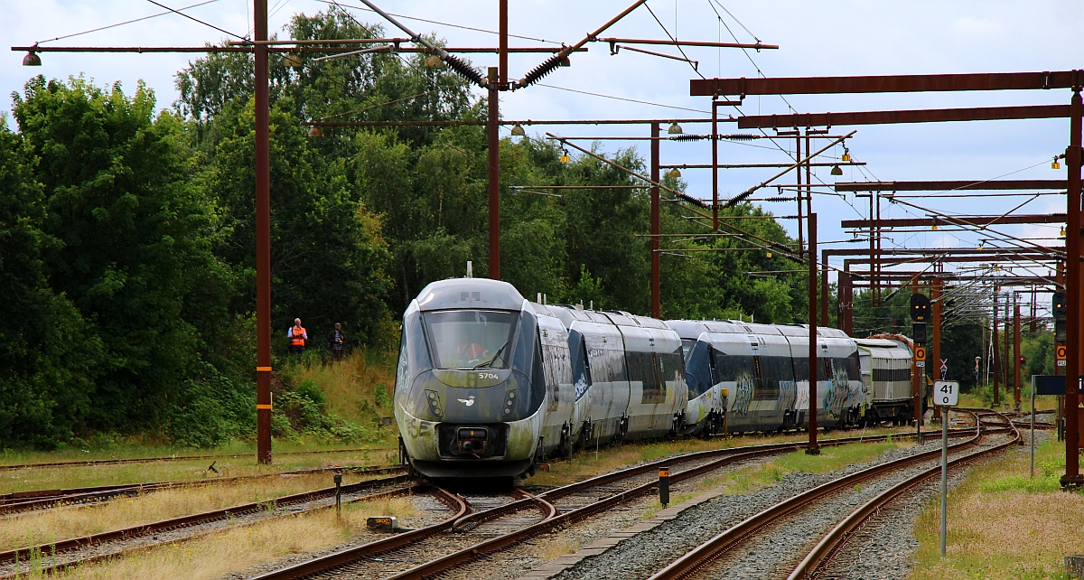 Hier werden die 3 IC2 Triebwagen 57/6704, 07 und 11 umrangiert und für die Abfahrt vorbereitet.....Tinglev 08.08.2022