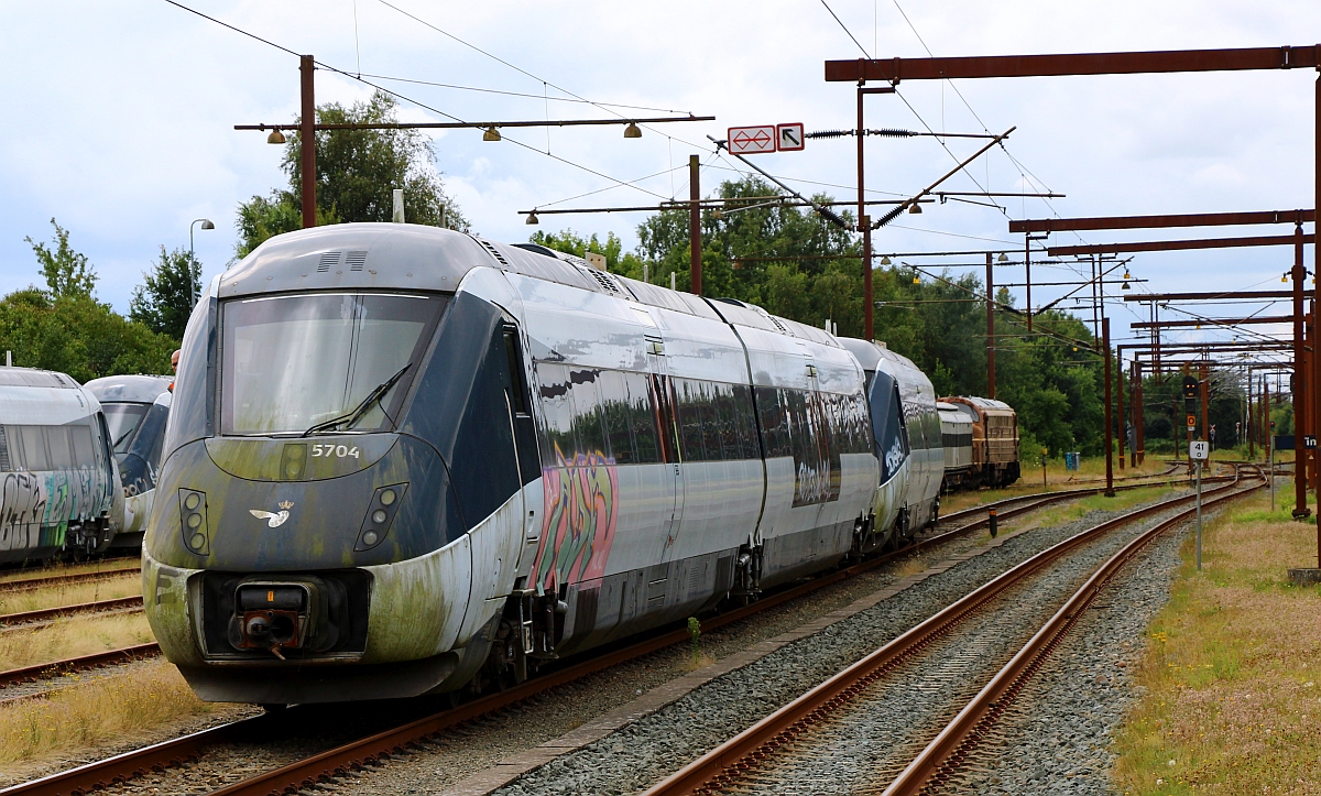 Hier werden die 3 IC2 Triebwagen 57/6704, 07 und 11 umrangiert und für die Abfahrt vorbereitet.....Tinglev 08.08.2022 II