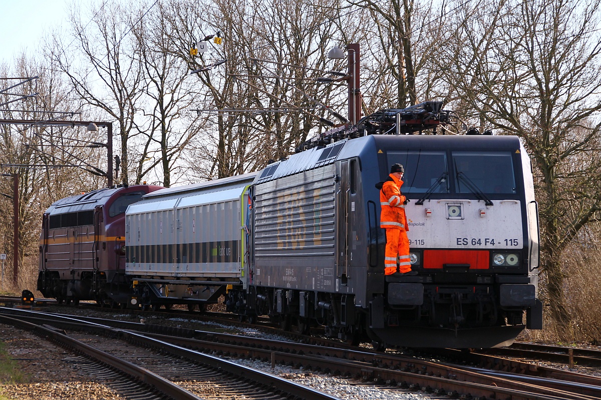 Hier wird die Schadlok 189 115 mit Hilfswagen zum Rest des Railadventure Zuges rangiert. Padborg 08.03.2014