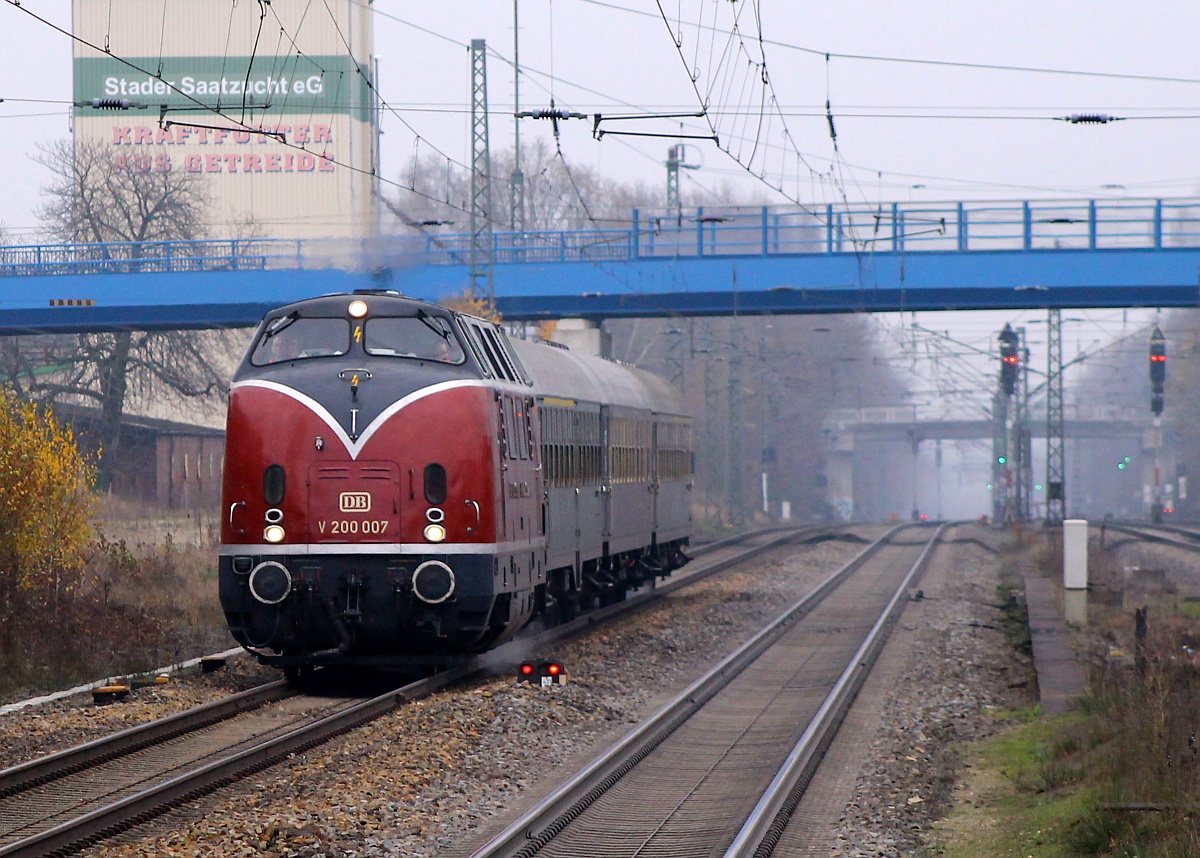 Highlight am Morgen war die V200 007 der HEL mit dem DPN 79753(Weser-Express). Der in Lübeck gestartete Zug hatte als Ziel den Weihnachtsmarkt in Hameln und machte so eine gut 620km lange Runde durch Deutschland bevor er am Abend wieder in Lübeck ankam. Tostedt 29.11.2014