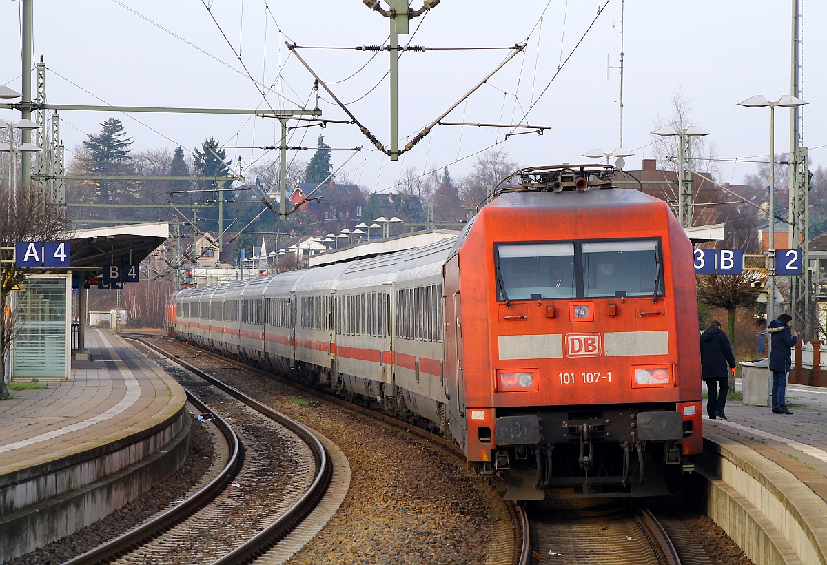 Hinten abgebügelt und vorne sind jetzt die Diesel dran...101 107-1 brachte den IC 2310 und 218 345+321 haben ihn übernommen, gleich geht es weiter Richtung Westerland. Itzehoe 27.12.2014