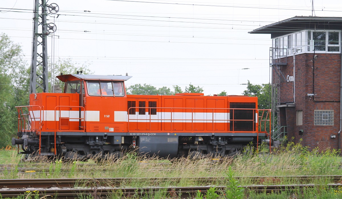 Hinter der D 149 verbirgt sich die ehemalige DB V 100 1274 aus dem Jahr 1962, die auf dem Original V 100 Fahrwerk neue Aufbauten aufgesetzt bekam, aufgenommen vor dem Stellwek Orm (Oberhausen Rbf Mitte) 09.06.2022