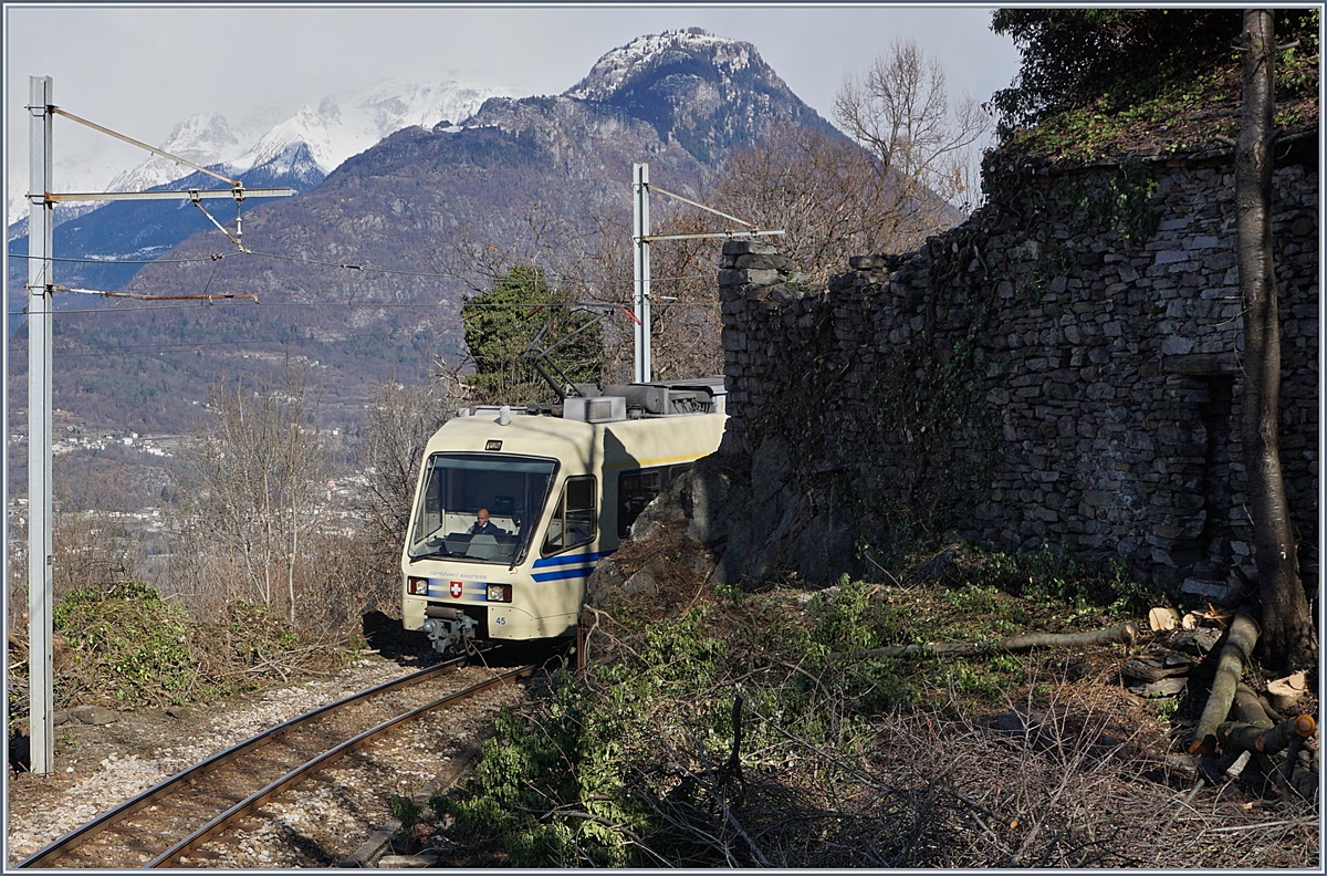 Hinter einer Ruine bei Trontano spickelt ein FART Centovalliexpress hervor; das Bild soll zeigen dass draußen, auf der anderen Seite des Fensters des schöne Zuges das Leben in der idyllischen Berglandschaft hart und entbehrungsreich ist, der Verdienst eingeschränkt und den Menschen in den Bergtälern oft nur die noch Auswanderung bleibt und so Dörfer aussteben und verfallen.
Grund genug für uns (Bahn)-Fotografen nicht nur von A nach B zu fahren, sondern zwischen drin auszusteigen und wenn vorhanden die Angebote unterwegs zu nutzen.
1. März 2017