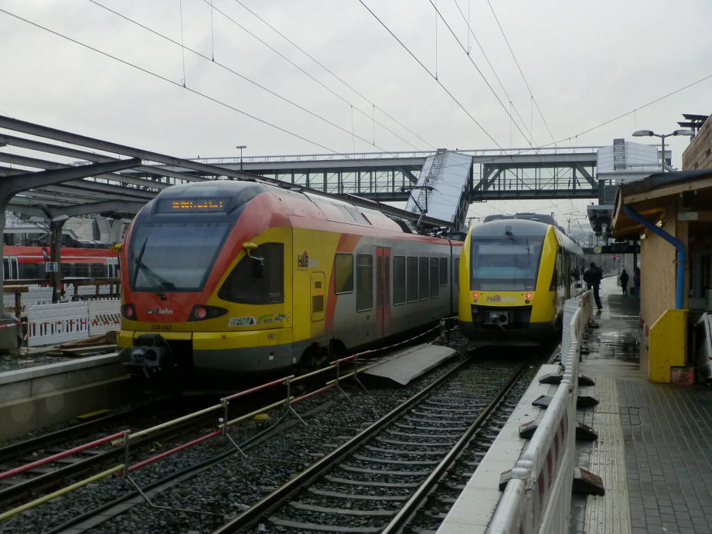 HLB in Siegen: VT254.2 wartet als RB95 nach Dillenburg auf Fahrgäste, während 429 042 (RE99) Richtung Frankfurt ausfährt. 19.1.18