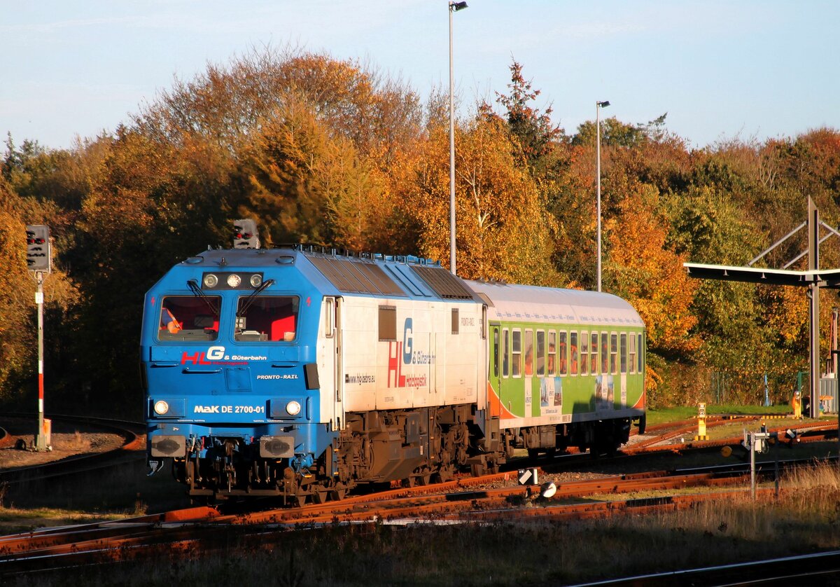 HLG DE 2700-01 mit FLIX Train Wagen im Bw Husum 28.10.2021