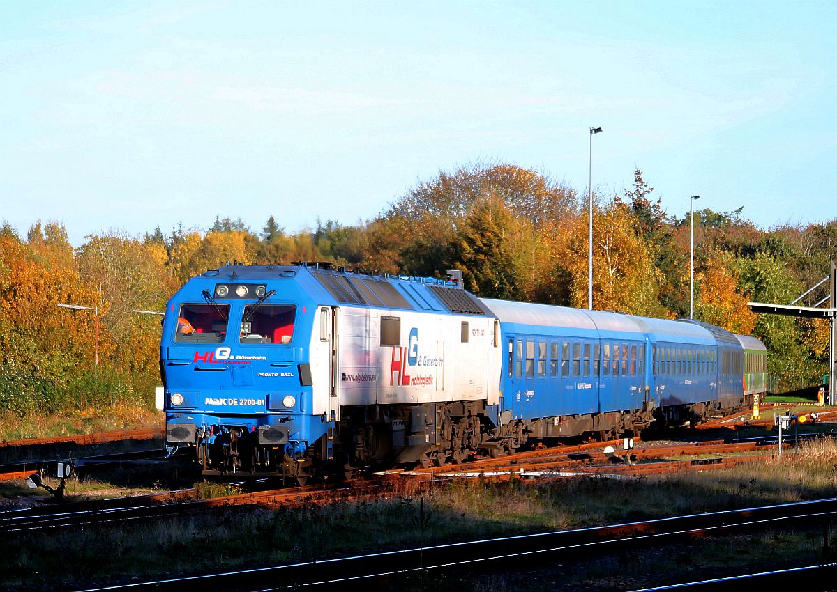 HLG DE 2700-01 rangiert Wagen des Alpen-Sylt Express im Bw Husum 28.10.2021