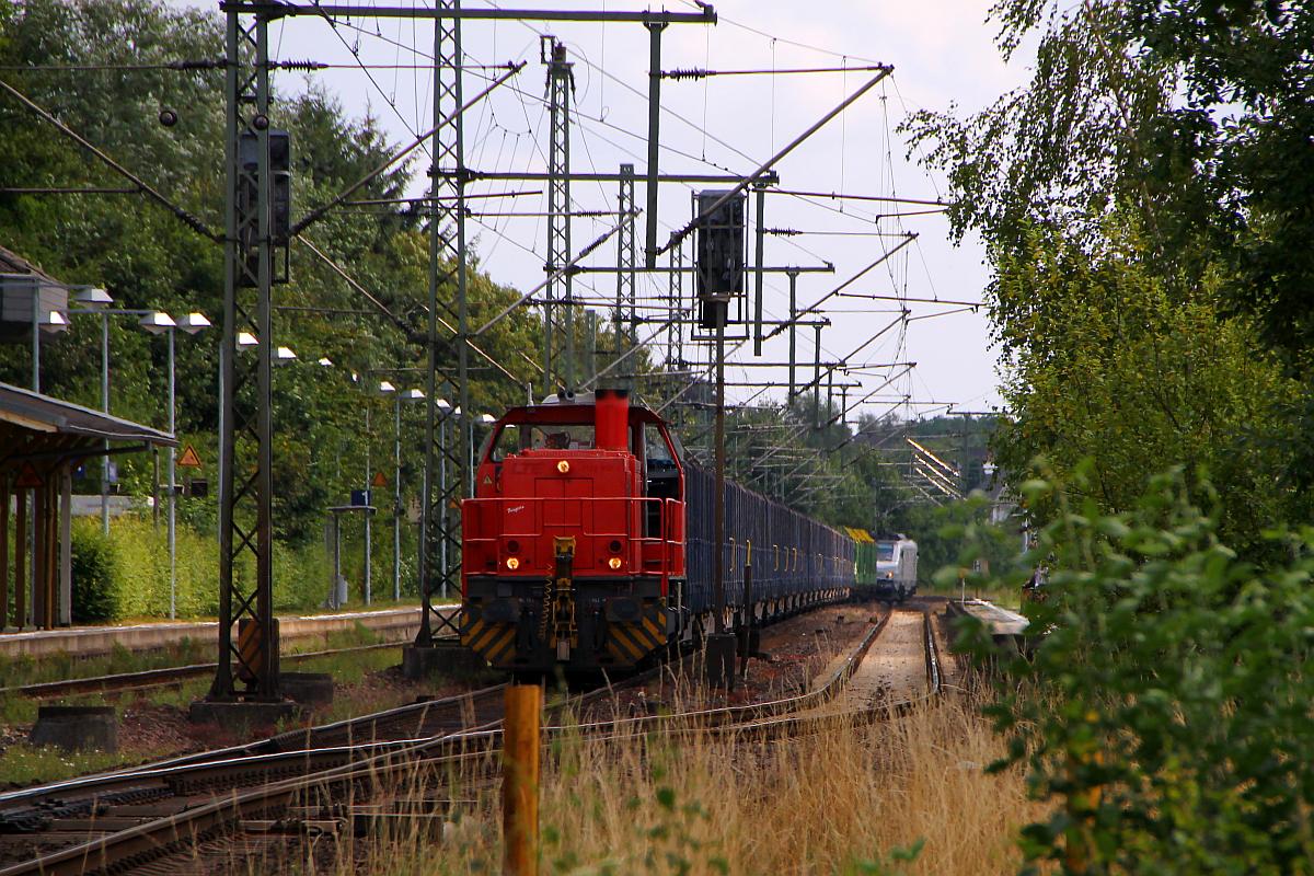 HLG/Bebra 1275 120-4  Brigitte  wurde aufgerüstet und die Prima E 37053 wird nun hinten  angehängt (Aufnahme entstand am Bü Karpfenteich in Schleswig). 31.07.2014