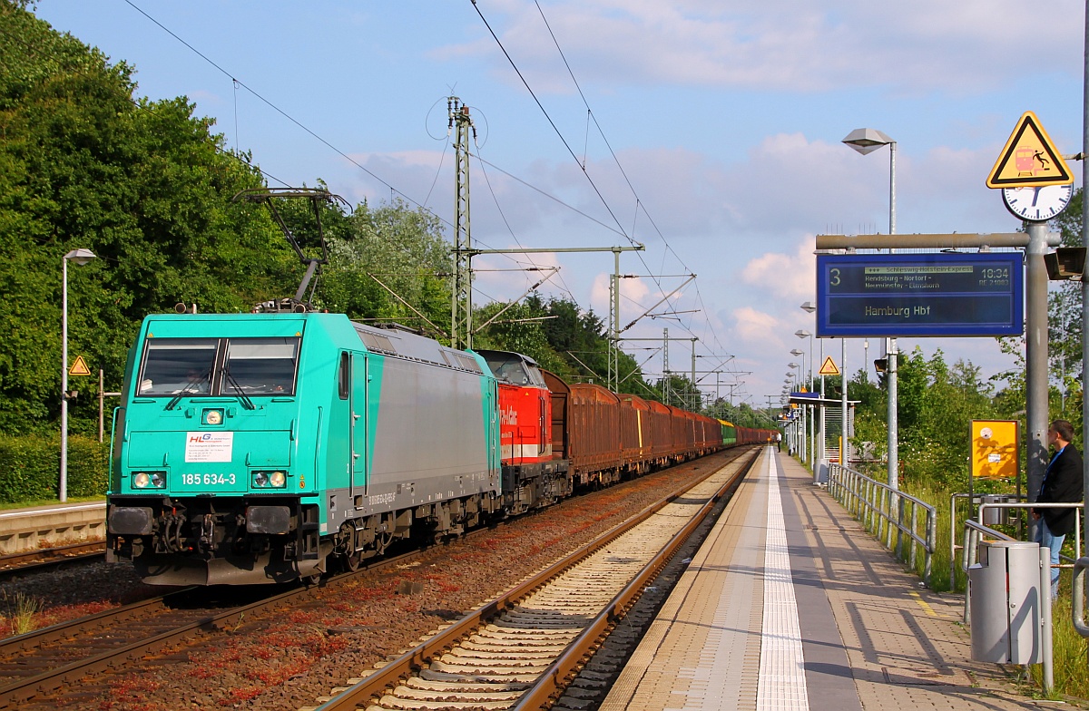 HLG/RBS AF 185 634-3 und die von der HLG angemietete Adam 22  Spike (9280 1202 241-6 D-BWESA)haben zusammen mit ihrem Holz-Leer-Zug Einfahrt in Schleswig. Die E-Lok wird den Zug gleich umfahren und wird hinten angehängt während  Spike  zur Zuglok befördert wird und fahrt dann nach Jübek zur Holzverladung fortgesetzt wird. Schleswig 05.06.2014(Bild 2)