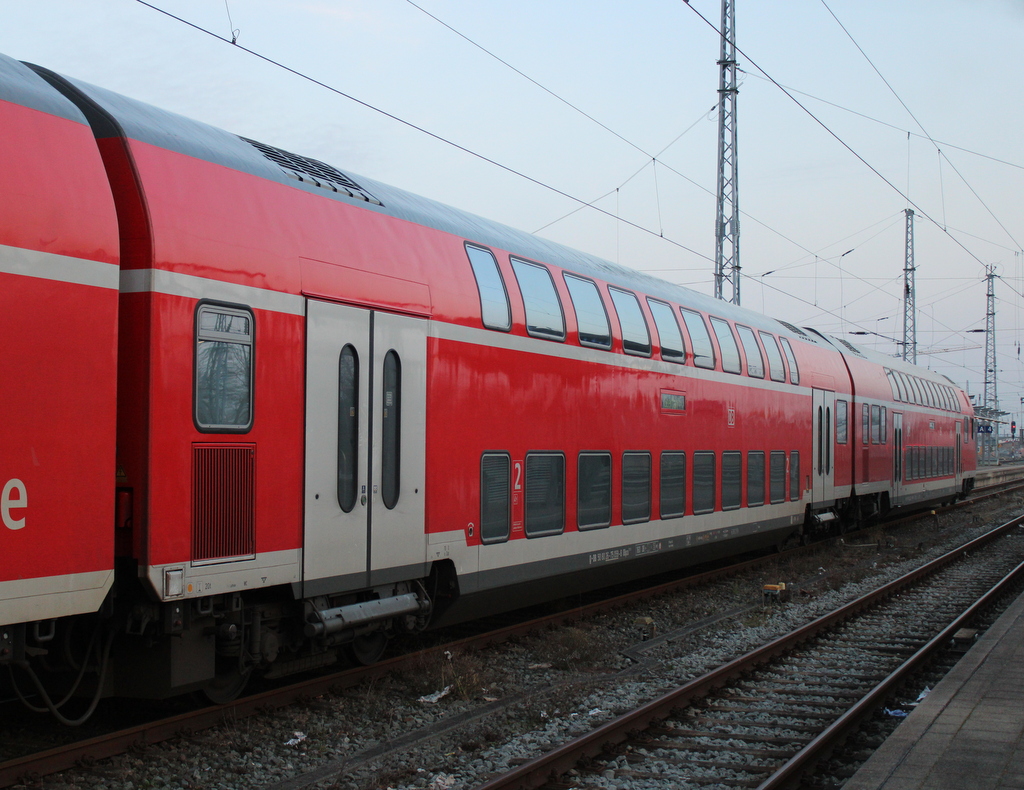 Hocheinstiegs-Dosto am 10.02.2025 im Rostocker Hbf.