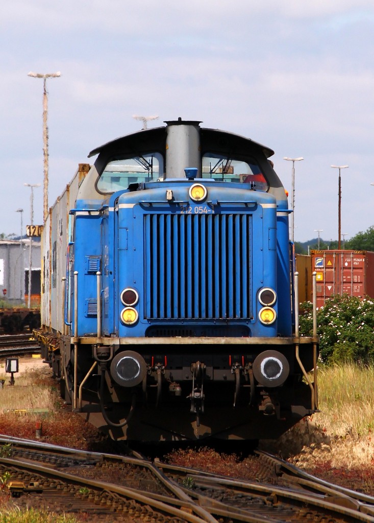 Hochformat für EGP's 212 054-1 festgehalten während einer Rangierfahrt am Eurogate-Terminal in HH-Dradenau/Waltershof. 29.05.2014