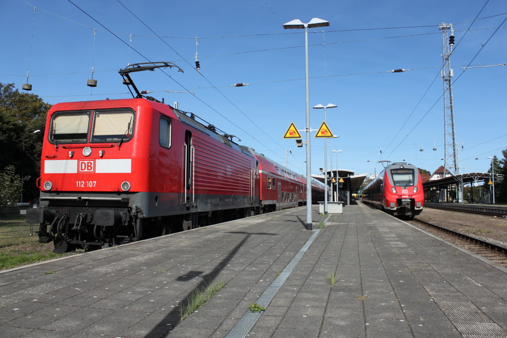 Hochwertiger Reisezug vs Abfallprodukt am Mittag des 24.09.2016 in Warnemnde.