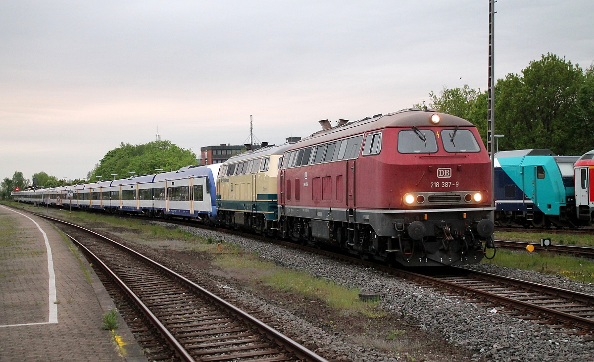 Hoher Besuch im Norden...Am Abend dann kam gegen kurz vor 21 Uhr dann die Fuhre aus Hamburg in Husum an und nach dem die beiden Kultdiesel 1218 460 und 387 den Zug umfahren hatten, wurde er in Richtung Abstellung Husum-Nord gedrckt. Husum 19.05.2017