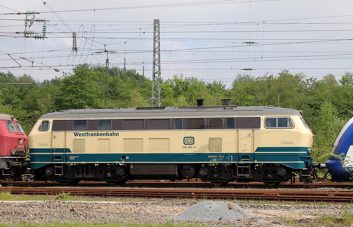 Hoher Besuch im Norden...Conny der Westfrankenbahn oder 1218 460-4(REV/HB X/20.12.16) kam mit der nicht weniger schn anzusehenden Schwesterlok der 1218 387-9 von Kiel nach Flensburg gefahren, um dort die letzten beiden verbliebenen Married-Pair Einheiten abzuholen. Da sich wegen einiger technischer Schwierigkeiten die Abfahrt um Stunden verzgerte, konnten in Flensburg-Peelwatt in Ruhe Aufnahmen gettigt werden. Flensburg 19.05.2017