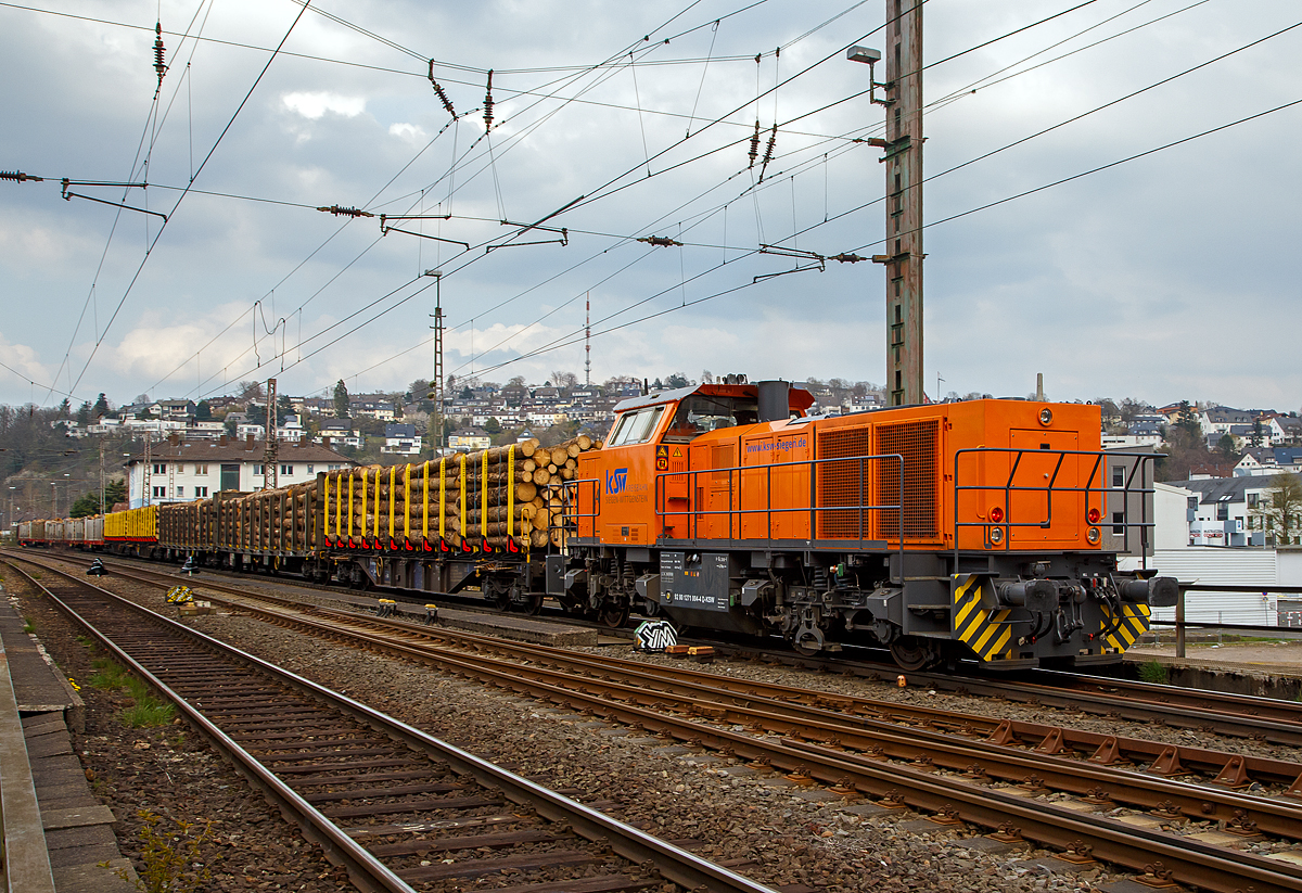 Holztransport im Siegerland:
Gewaltige Forstschäden an dem kompletten Fichtenbestand durch den Borkenkäfer sind in der Region zu beobachten. Mit der Abholzung kommt man nicht hinterher. Zuvor konnte ich die Zusammenstellung des Zuges in Siegen-Eintracht auf dem Betriebsgelände der KSW (Eisern-Siegener Eisenbahn NE 437) beobachten. 

Nun (am 21.04.2021) fahren zwei Loks der Kreisbahn Siegen-Wittgenstein, die KSW 44 und 45, im Nachschiebetrieb mit dem sehr langen Holzzug durch Siegen und biegen in Richtung Dillenburg ab.Vorn als Zuglok die KSW 45 (98 80 0276 016-9 D-KSW), eine MaK G 1204 BB, hier im Nachschuss nicht mehr im Bild.

Hier im Bild die nachschiebende KSW 44 (92 80 1271 004-4 D-KSW) , eine MaK G 1000 BB. Ein Nachschiebetriebfahrzeug wird dann geführt, wenn die Belastung des Zughakens des ziehenden Triebfahrzeuges nicht ausreicht. Dann schiebt eine zweite Lokomotive den Güterzug zusätzlich an. Dieser Einsatz erfordert einen Triebfahrzeugführer auf jeder Lok.