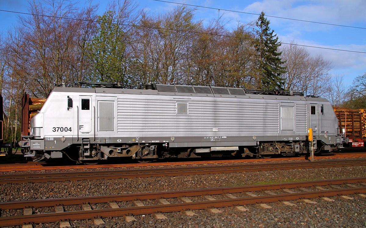 Holzverladung Jübek 1: Zuglok für den HLG Holzzug war gestern die Akiem 37004(Unt/TH/28.10.11). Jübek 14.04.14