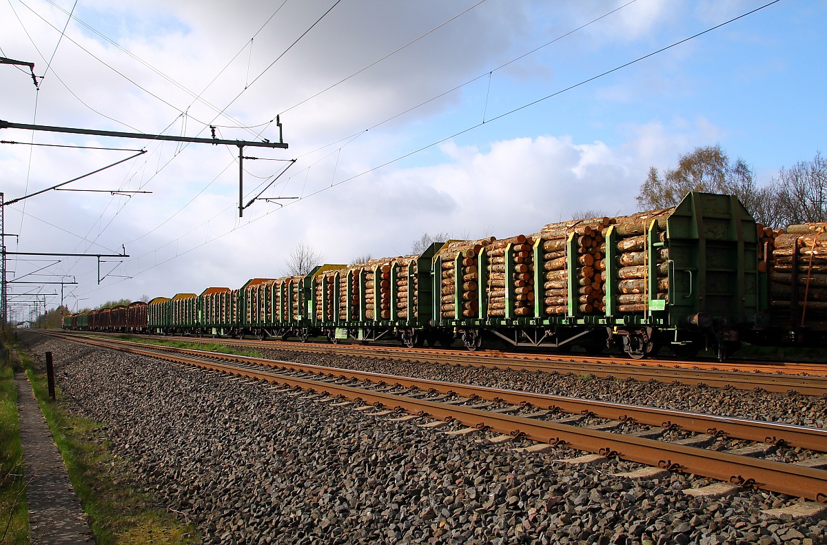 Holzverladung Jübek 2: Hier mal der Blick auf den bereits fertig beladenen Teil des Holzzuges, die northrail MaK 1275 105-5 wird den Zug gleich an die Akiem rangieren. Jübek 14.04.14