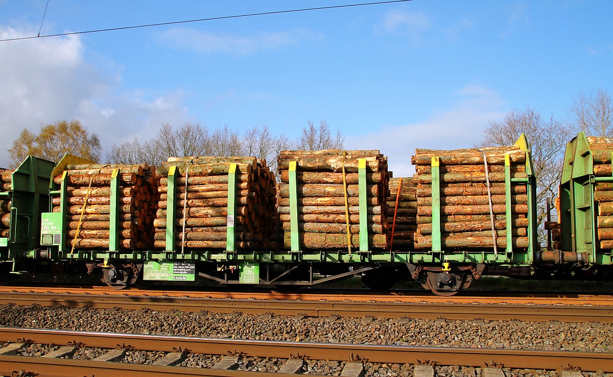 Holzverladung Jübek 3: Beladener Holzwagen des Typs Laaps565(zwei Wagen bilden eine Einheit 28,43m)eingestellt beim EVU VTGD Deutschland. Jübek 14.04.14