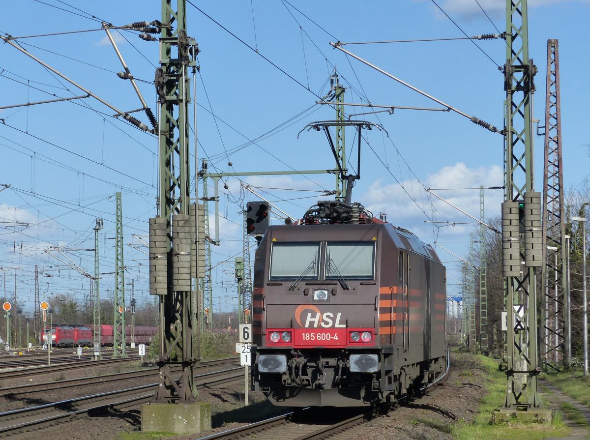 HSL Logistik Lokomotive 185 600-4 Gterbahnhof Oberhausen West 12-03-2020.

HSL Logistik locomotief 185 600-4 goederenstation Oberhausen West 12-03-2020.