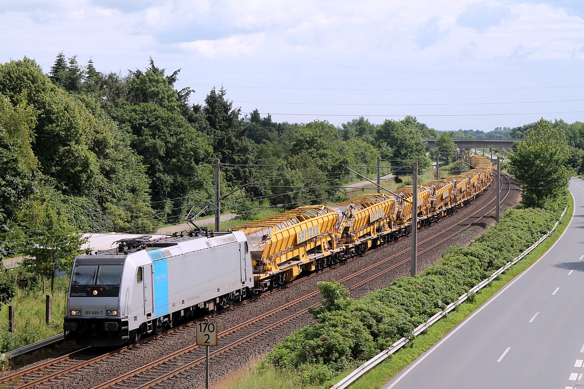 HSL/Railpool 185 689-7 mit einem Spitzke Bauzug auf dem Weg nach Pattburg/DK. Neuholzkrug 01.07.2017