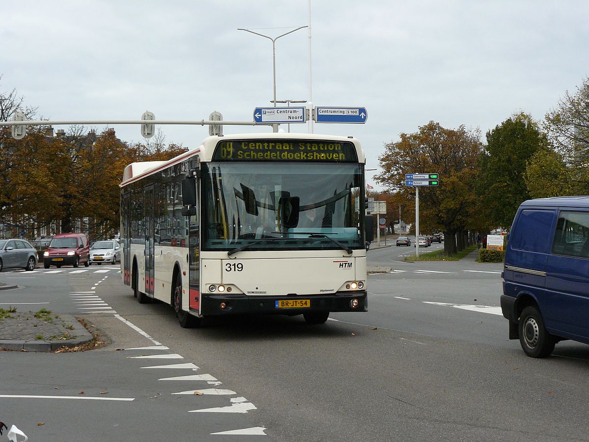 HTM Bus 319 DAF VDL Berkhof Diplomat Baujahr 2004. Koningskade, Den Haag 26-10-2014.

HTM bus 319 DAF VDL Berkhof Diplomat bouwjaar 2004. Koningskade, Den Haag 26-10-2014.