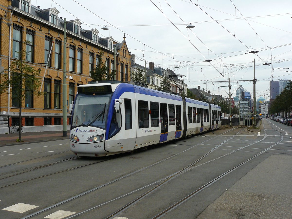 HTM Randstadrail TW 4007 Prinsegracht, Den Haag 21-08-2015.

HTM Randstadrail tram 4007 Prinsegracht, Den Haag 21-08-2015.