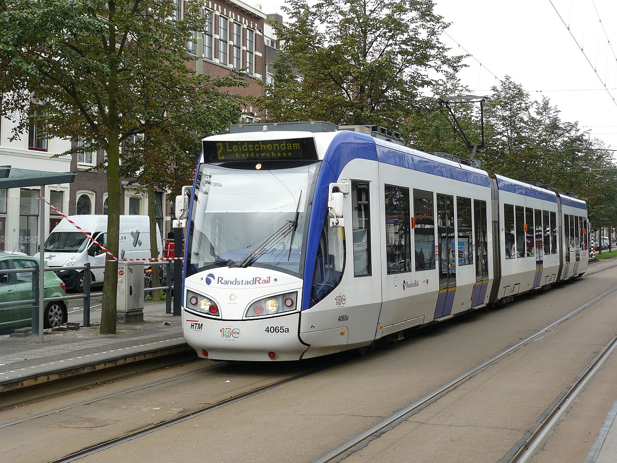 HTM Randstadrail TW 4065 Prinsegracht, Den Haag 21-08-2015.

HTM Randstadrail tram 4065 Prinsegracht, Den Haag 21-08-2015.