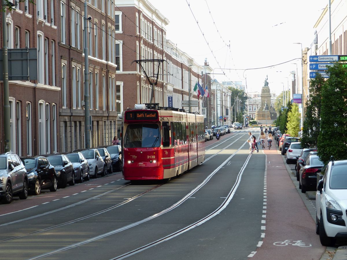 HTM Strassenbahn 3139 Parkstraat, Den Haag 04-09-2021.

HTM tram 3139 Parkstraat, Den Haag 04-09-2021.