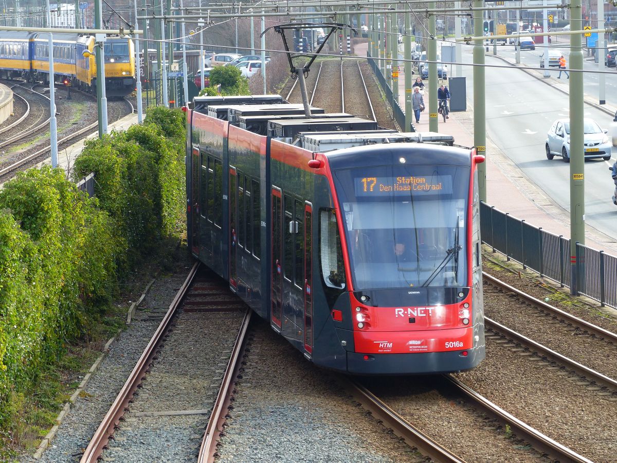 HTM Strassenbahn 5016 Lekstraat, Den Haag 30-01-2020.

HTM tram 5016 Lekstraat, Den Haag 30-01-2020.