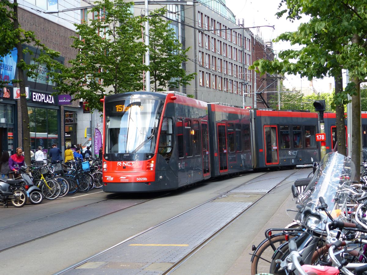 HTM Strassenbahn 5029 Spui, Den Haag 29-05-2019.

HTM tram 5029 Spui, Den Haag 29-05-2019.