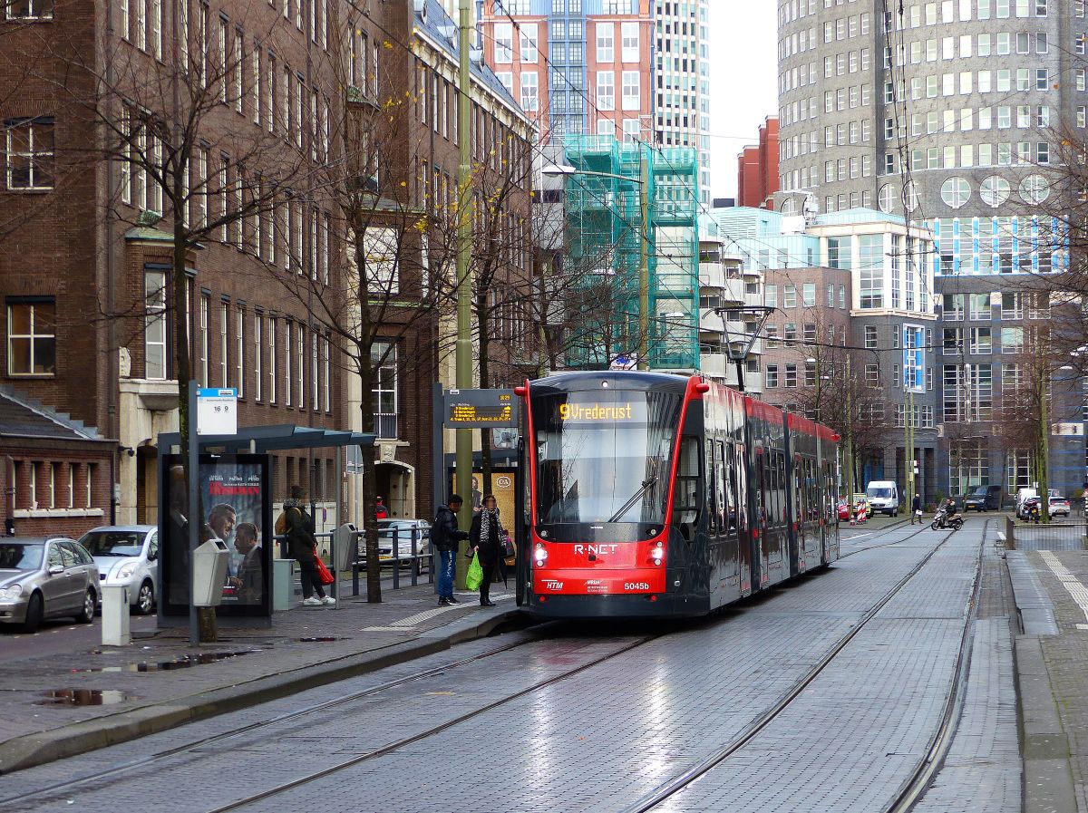 HTM Strassenbahn 5045 Kalvermarkt, Den Haag 13-11-2019.

HTM tram 5045 Kalvermarkt, Den Haag 13-11-2019.
