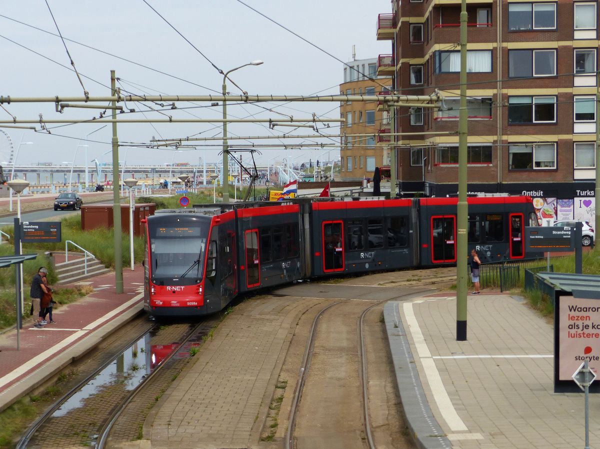 HTM Strassenbahn 5058 Haltestelle Strandweg, Strandweg, Scheveningen 18-07-2019.

HTM tram 5058 halte Strandweg, Strandweg, Scheveningen 18-07-2019.