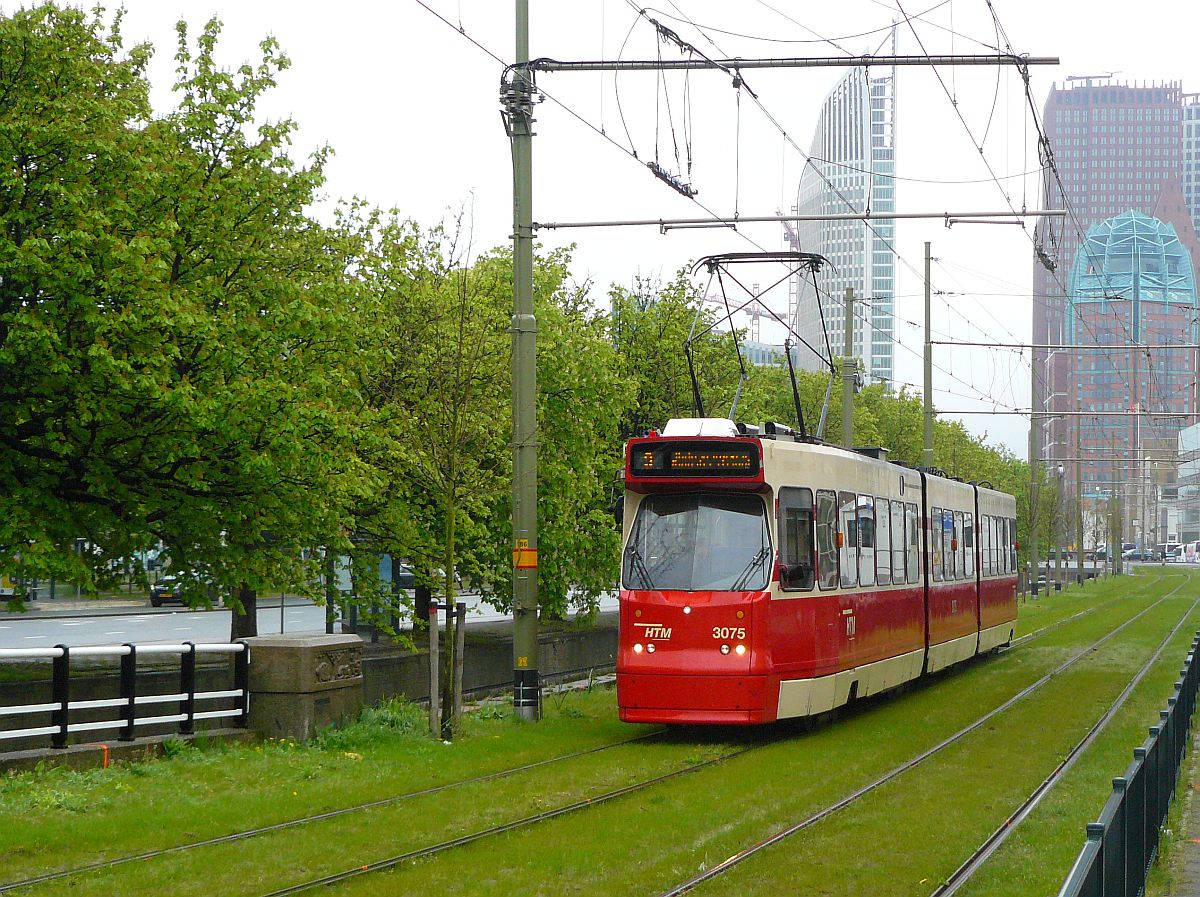HTM TW 3075 Prinsessegracht, Den Haag 03-05-2015.

HTM tram 3075 Prinsessegracht, Den Haag 03-05-2015.