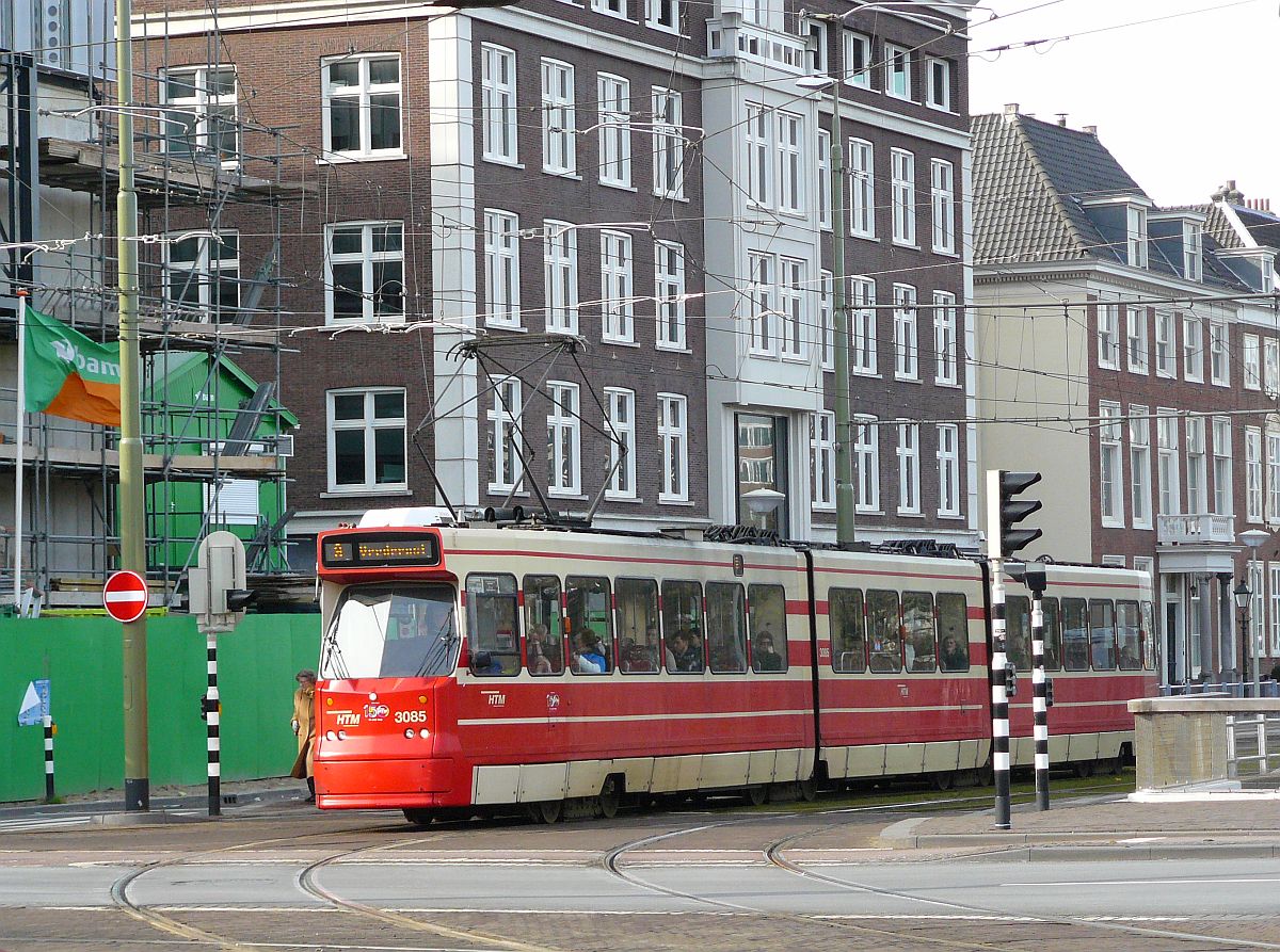 HTM TW 3085 Prinsessegracht, Den Haag 22-02-2015.

HTM tram 3085 Prinsessegracht, Den Haag 22-02-2015.