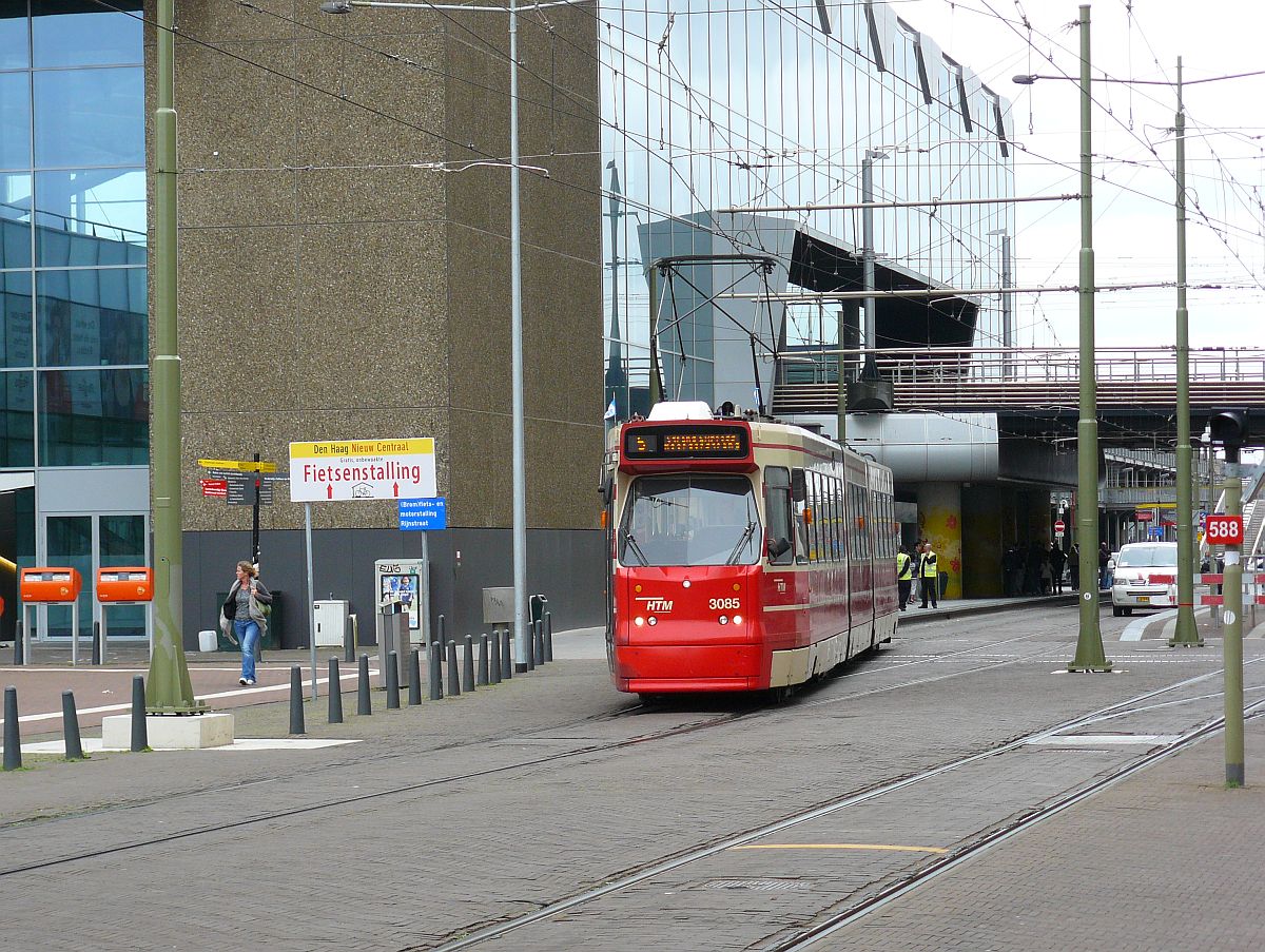 HTM TW 3085 Rijnstraat, Den Haag 12-07-2015.

HTM tram 3085 Rijnstraat, Den Haag 12-07-2015.