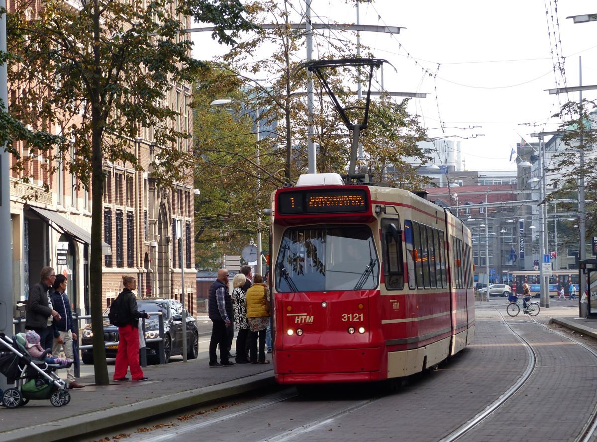 HTM TW 3121 Kneuterdijk, Den Haag 04-10-2015.

HTM tram 3121 Kneuterdijk, Den Haag 04-10-2015.