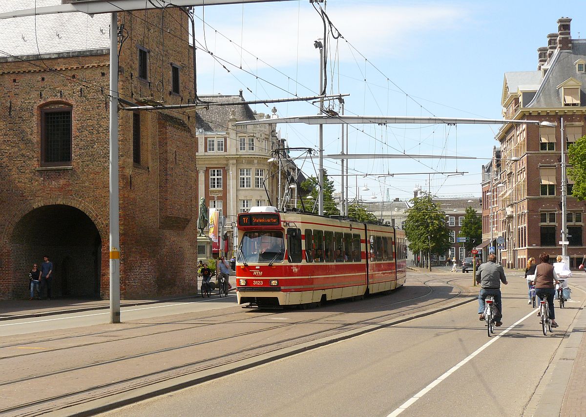 HTM TW 3123 Buitenhof, Den Haag 17-06-2012.

HTM tram 3123 Buitenhof, Den Haag 17-06-2012.