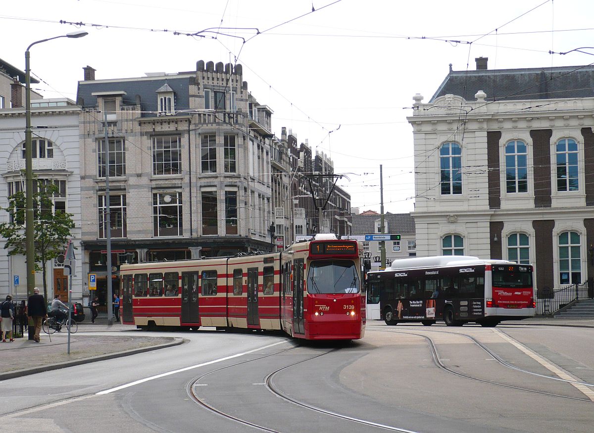 HTM TW 3139 Kneuterdijk, Den Haag 28-06-2015.

HTM tram 3139 Kneuterdijk, Den Haag 28-06-2015.