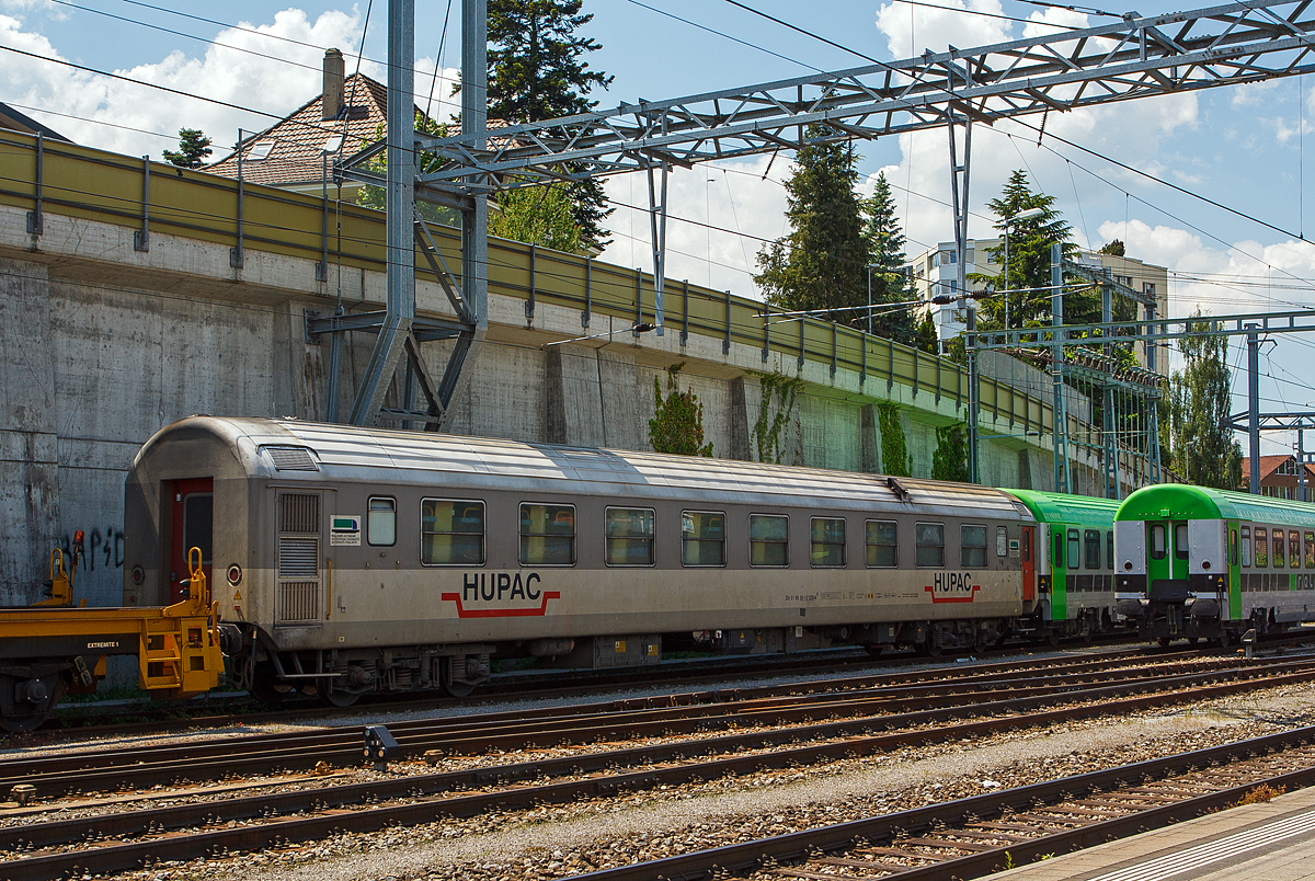 HUPAC-Begleitwagen für Züge der Rollenden Landstraße (RoLa) Db 51 85 05-10 029-8 (P), ein umgebauter 1. Klasse Z2-Wagen der SBB, ex Am 51 8519-80 029 (Baujahr 1969-1970), abgestellt am 28.05.2012 im Bahnhof Spiez. Dahinter noch ein weiterer Wagen.
32 dieser ehemaligem Am RIC Wagen wurden zu Db[P] 5185 05-10 000 bis 031 umgebaut.

TECHNISCHE DATEN:
Typenbezeichnung: Z2 
Einsatzgebiet: Begleitwagen für Lastwagentransporte (RoLa)
Spurweite: 1.435 mm
Anzahl der Radsätze: 4 (in 2 Drehgestellen)
Länge über Puffer: 26.400 mm
Drehzapfenabstand:19.000 mm,
Achsabstand im Drehgestell: 2.500 mm
Drehgestell Bauart: Schlieren
Breite: 2.850
Eigengewicht: 39 t
Dienstgewicht brutto: 42 t
Sitz/Liegeplätze: 28
Höchstgeschwindigkeit: 120 km/h
Bremsbauart: Frein O-GP (D)  ep
Zulassungen: Schweiz, Deutschland und Italien
Intern. Verwendung: RIC

Seit 2011 wird die RoLa durch die Schweiz von der Tochtergesellschaft RAlpin betrieben.
