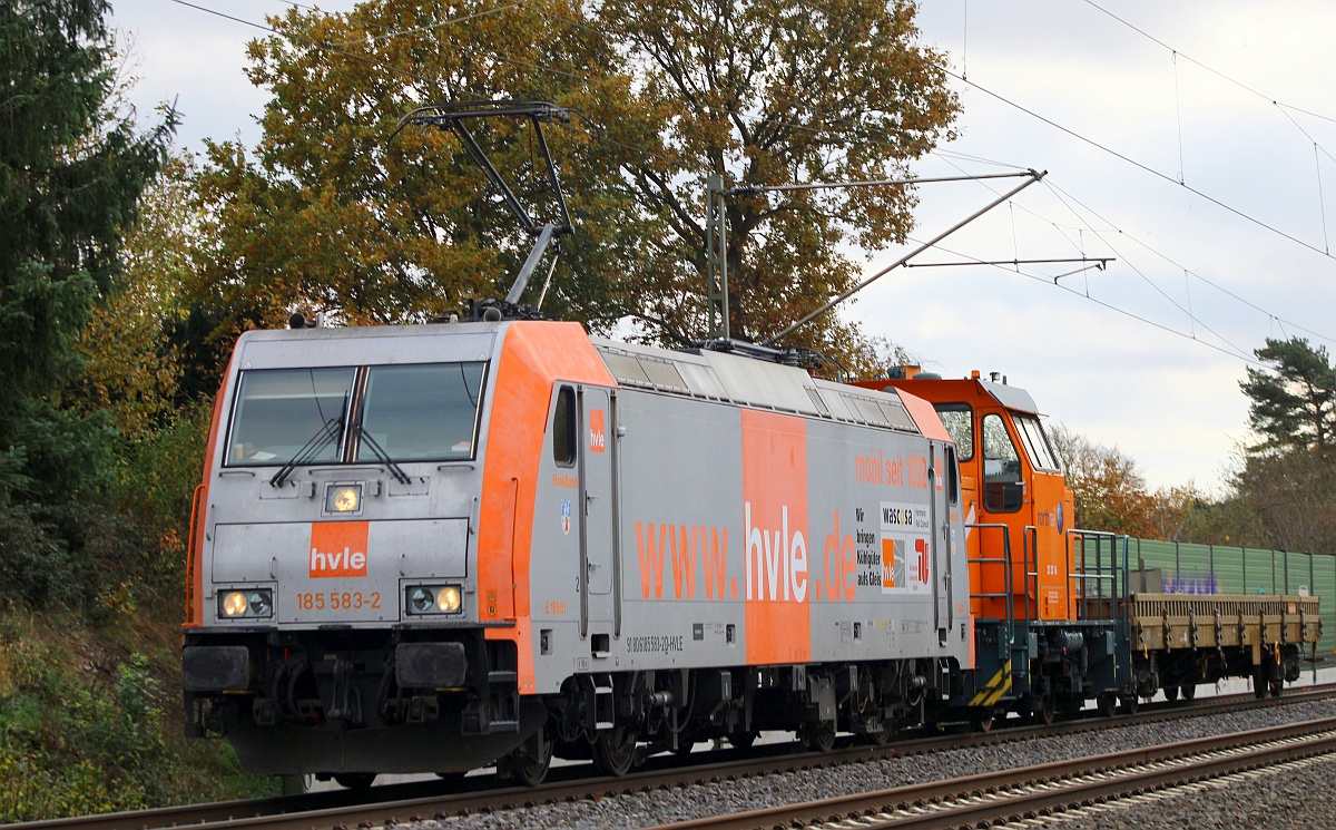 HVLE 185 583-2(REV/BTK Fw 510/13.02.15, Verl/HVLE/12.02.21) mit Northrail G322 i.E bei TXL in Pafborg/DK 322 220 124 (REV/Fw513/10.08.20, ex DSB MK 605) und Res Begleit/Bremswagen hier bei der Durchfahrt in Owschlag festgehalten. 01.11.2021