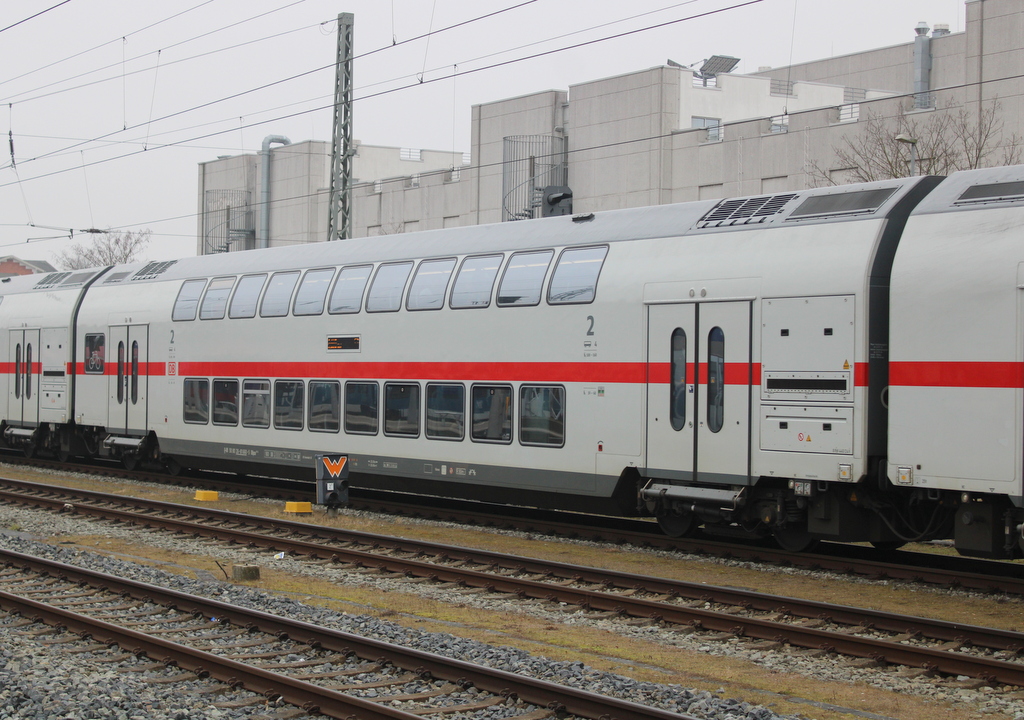 IC 2 Doppelstock-Wagen am 21.02.2025 im Rostocker Hbf.