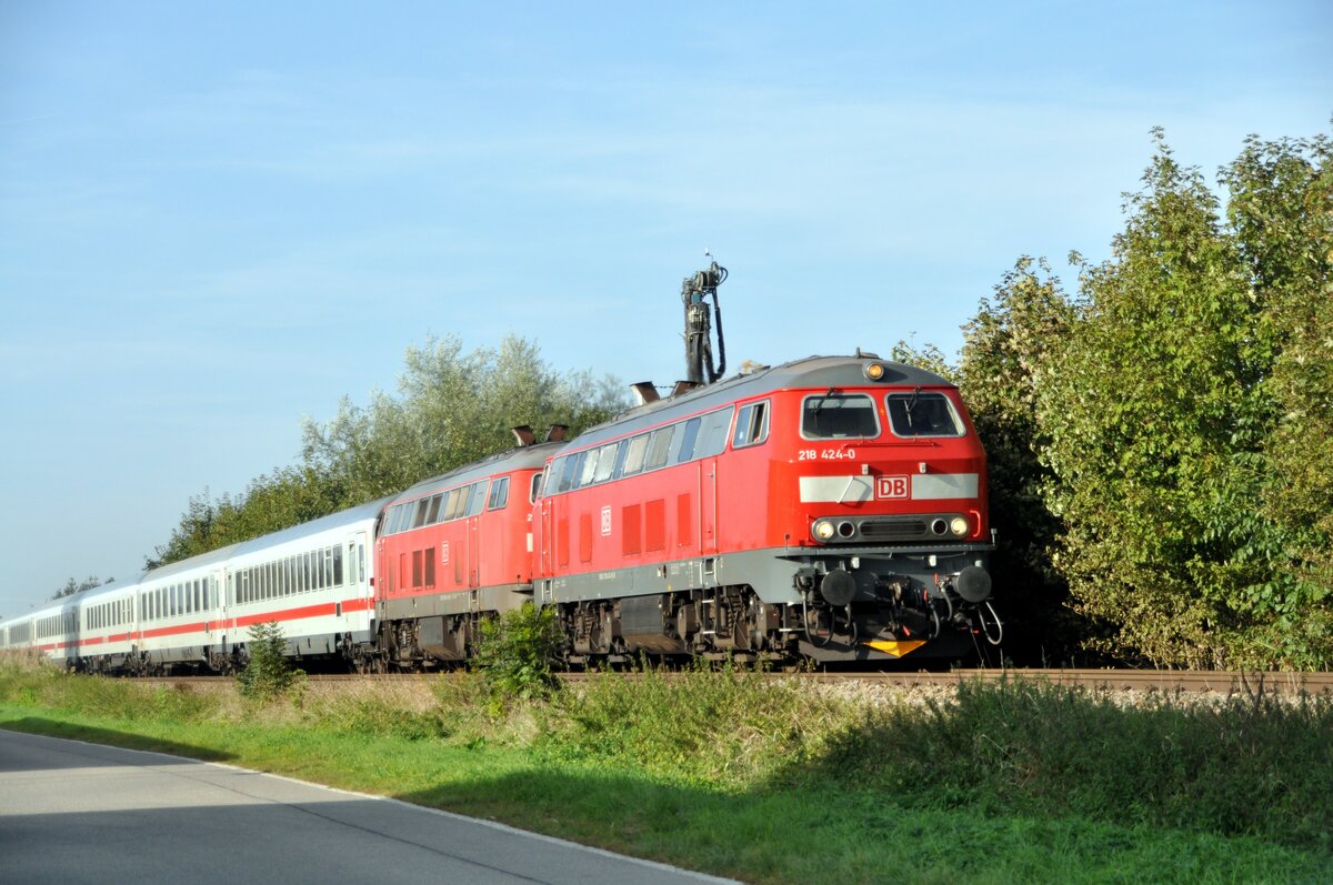 IC Allgäu 2013 mit 218 424-0 und 218 414-1 in Bellenberg am 02.10.2023.