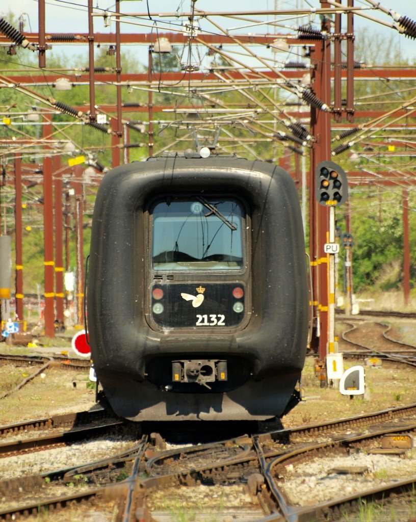 IC3 ER 20/2132(Elektrogumminase) rollt hier in die Abstellung im Bhf von Fredericia/DK. 01.05.2011