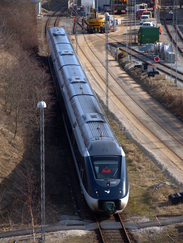 IC4 MG/MH 56/5807 wird hier gerade an der Baustelle für das neue Dienstgebäude der Tf vorbei Richtung Tankstelle rangiert. Aarhus 16.03.2010