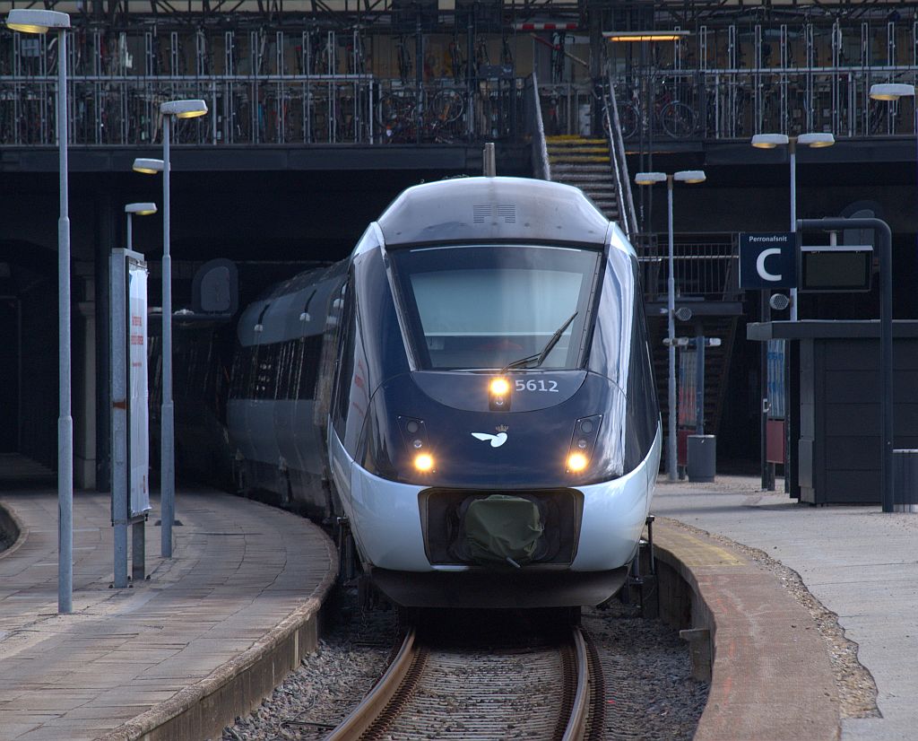 IC4 MG/MH 56/5812 steht hier zusammen mit einem weiteren IC4 im Bhf von Aarhus(Testfahrt in Doppeltraktion). 23.03.2010