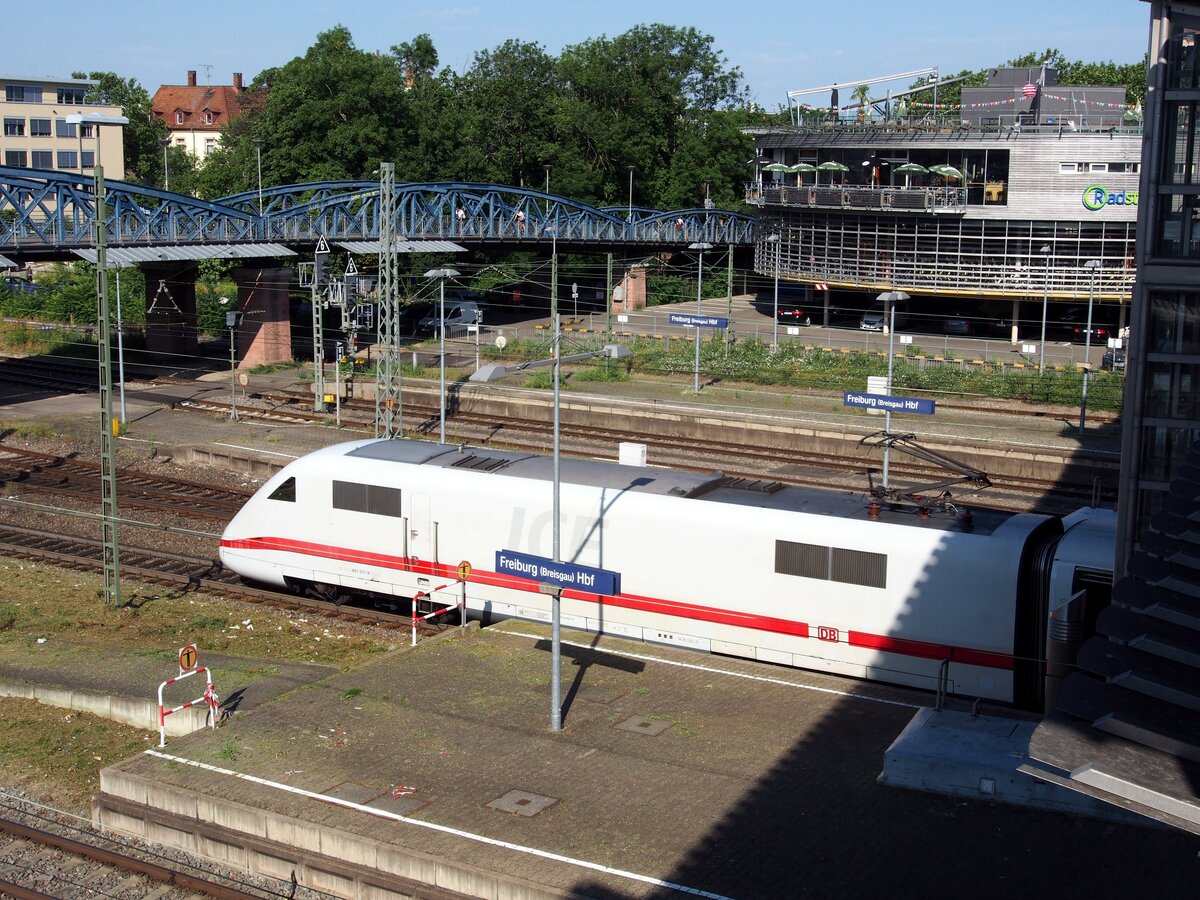 ICE 1 Nr.401 017-9 in Freiburg/Breisgau am 04.07.2019 von der Straßenbahnhaltestelle aus gesehen.
