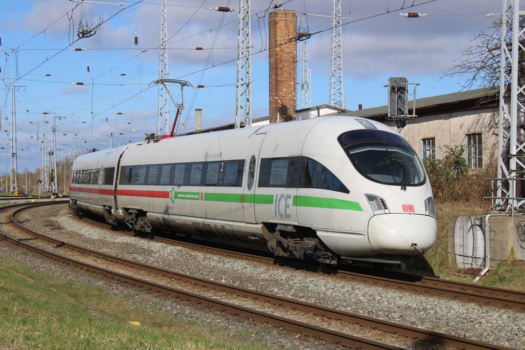 ICE 1671 von Ostseebad Binz nach Hamburg Hbf bei der Einfahrt im Rostocker Hbf.17.03.2024