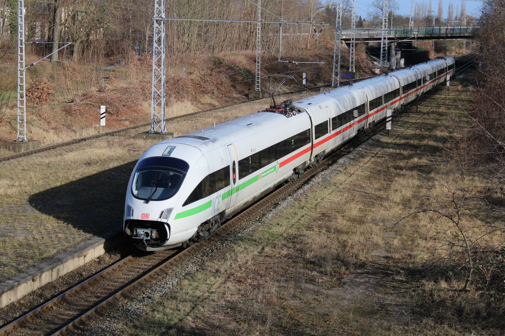 ICE 1714 von Jena Paradies nach Ostseebad Binz bei der Durchfahrt als Umleiter um  12:03 Uhr in Rostock-Kassebohm.05.02.2022