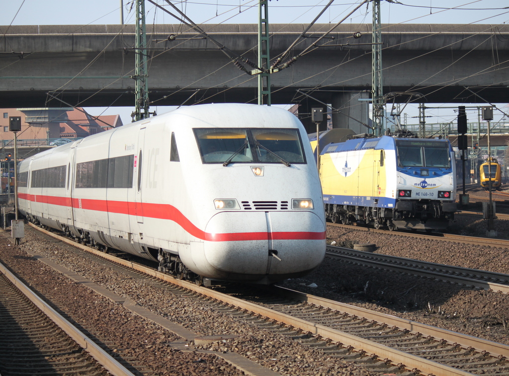 ICE 2 Steuerwagen traf am 29.03.2014 im Bahnhof Hamburg-Harburg auf Metronom und ein ORT.