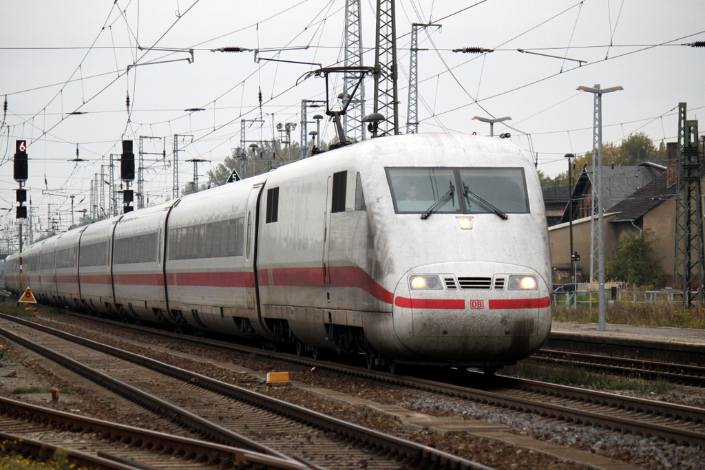 ICE 597 von Berlin-Ostbahnhof nach Mnchen Hbf bei der Einfahrt im Bahnhof Stendal.05.10.2013